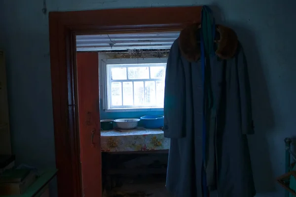 Ancien Intérieur Chambre Sombre Avec Lit Rustique — Photo