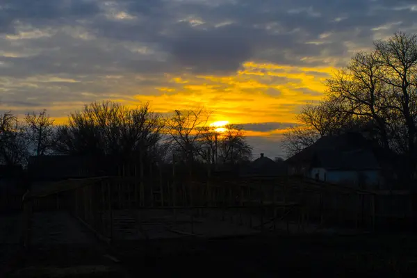 Silhuetas Árvore Uma Colina Com Céu Laranja Pôr Sol Primavera — Fotografia de Stock