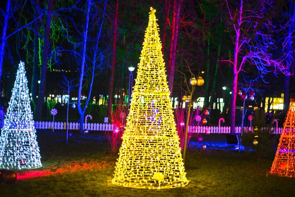 Beaux Arbres Luisants Noël Figures Sur Parc Ville — Photo