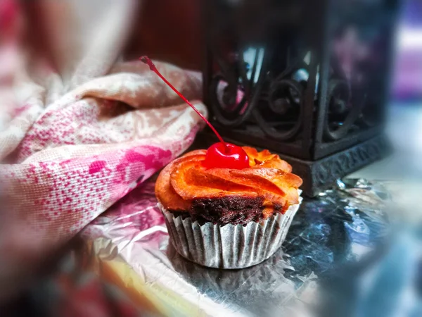 Симпатичний Кекс Пончик Вершками Червоною Вишнею — стокове фото