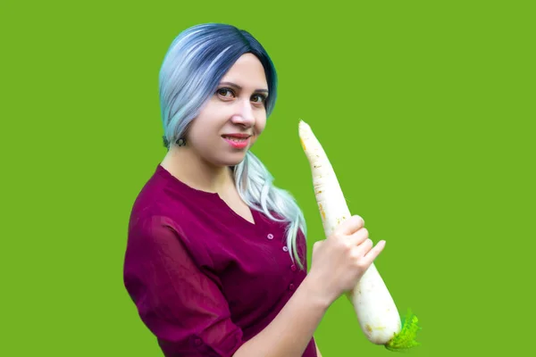 Nahaufnahme Von Reifem Daikon Rettich Frau Baut Grünes Bio Gemüse — Stockfoto