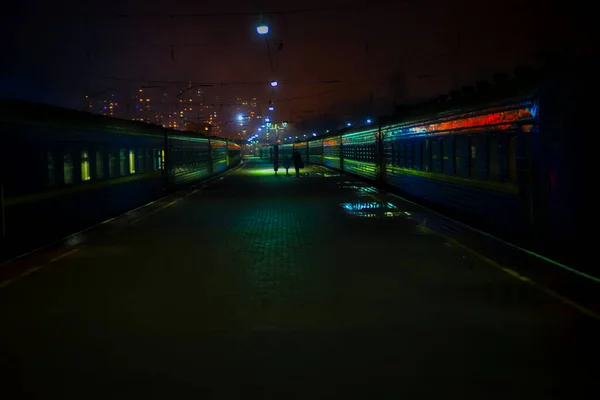 Estação Ferroviária Com Trem Noite — Fotografia de Stock