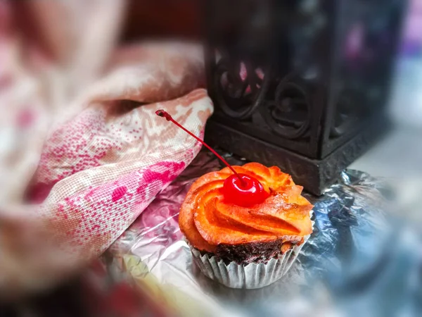 Симпатичний Кекс Пончик Вершками Червоною Вишнею — стокове фото