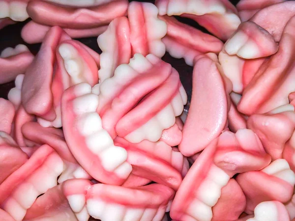 多色果冻 甜甜的牙齿形状 顶部视图 甜蜜的背景 — 图库照片