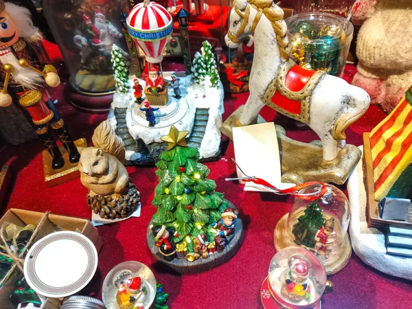Una Bola Nieve Roja Navidad Una Mesa Pequeños Objetos Decoración — Foto de Stock