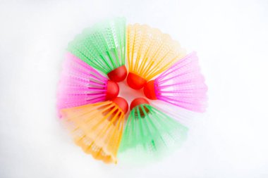 Çok renkli badminton toplarını beyaz arka plana yerleştir. Düz yatıyordu. Minimalizm. Spor, fitness, sağlıklı yaşam tarzı ve nesneler konsepti