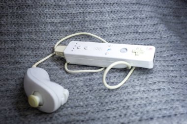 Gri arkaplanda izole edilmiş beyaz video oyunu joystick oyun sahası 