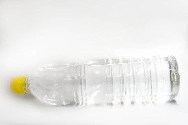 Doğal su ya da plastik şişelerdeki saf mineral. Beyaz arka planda izole edilmiş. 