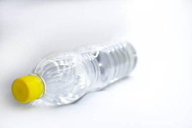 Doğal su ya da plastik şişelerdeki saf mineral. Beyaz arka planda izole edilmiş. 