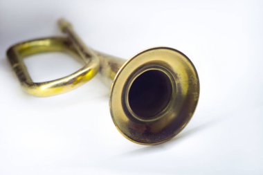 Beyaz arka planda izole edilmiş altın trompet. Müzik aleti değeri