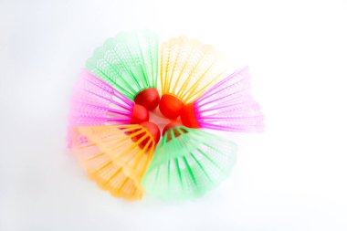 Çok renkli badminton toplarını beyaz arka plana yerleştir. Düz yatıyordu. Minimalizm. Spor, fitness, sağlıklı yaşam tarzı ve nesneler konsepti