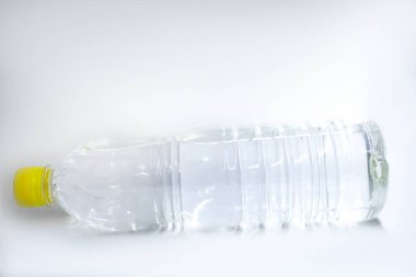 Doğal su ya da plastik şişelerdeki saf mineral. Beyaz arka planda izole edilmiş. 