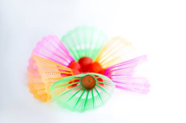 Çok renkli badminton toplarını beyaz arka plana yerleştir. Düz yatıyordu. Minimalizm. Spor, fitness, sağlıklı yaşam tarzı ve nesneler konsepti