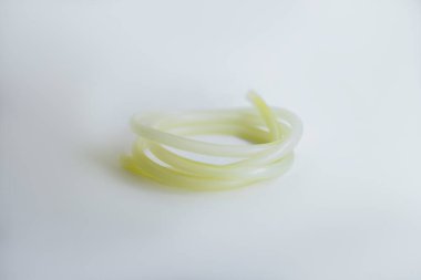 Tıbbi kauçuk tüpün beyaz arka planında izole edilmiş