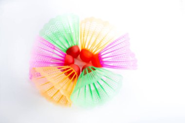 Çok renkli badminton toplarını beyaz arka plana yerleştir. Düz yatıyordu. Minimalizm. Spor, fitness, sağlıklı yaşam tarzı ve nesneler konsepti