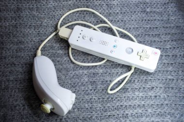 Gri arkaplanda izole edilmiş beyaz video oyunu joystick oyun sahası 