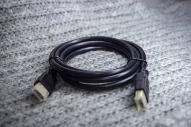 Not defterinin ses ve video sistemini projektör TV 'ye bağlayan HDMI hattı. 4K yüksek hızlı sinyal iletimi. Profesyonel iş için yüksek kaliteli sinyal kablosu. Teknoloji