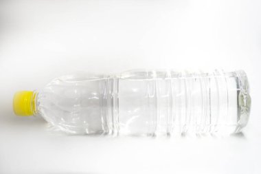 Doğal su ya da plastik şişelerdeki saf mineral. Beyaz arka planda izole edilmiş. 