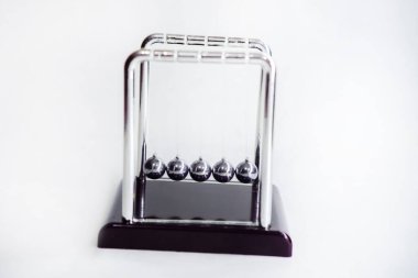 Newton 'un hareket, tepki ya da neden ve sonuç için beşik fiziği kavramları. Beyaz arkaplanda