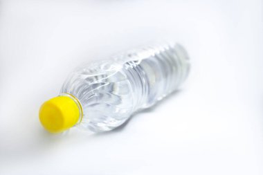 Doğal su ya da plastik şişelerdeki saf mineral. Beyaz arka planda izole edilmiş. 