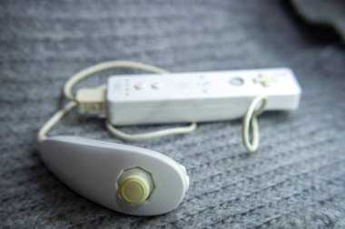 Gri arkaplanda izole edilmiş beyaz video oyunu joystick oyun sahası 