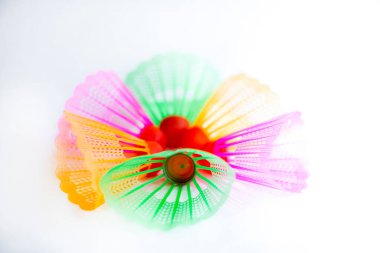 Çok renkli badminton toplarını beyaz arka plana yerleştir. Düz yatıyordu. Minimalizm. Spor, fitness, sağlıklı yaşam tarzı ve nesneler konsepti