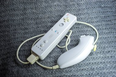 Gri arkaplanda izole edilmiş beyaz video oyunu joystick oyun sahası 