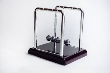 Newton 'un hareket, tepki ya da neden ve sonuç için beşik fiziği kavramları. Beyaz arkaplanda