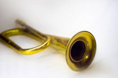 Beyaz arka planda izole edilmiş altın trompet. Müzik aleti değeri