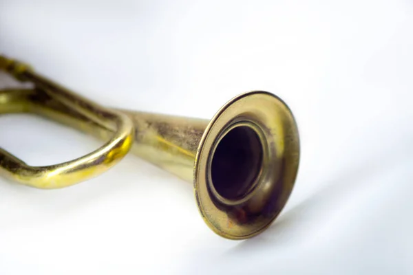 Beyaz Arka Planda Izole Edilmiş Altın Trompet Müzik Aleti Değeri — Stok fotoğraf
