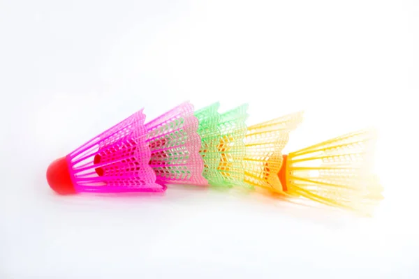 Réglez Des Navettes Badminton Multicolores Sur Fond Blanc Pose Plate — Photo