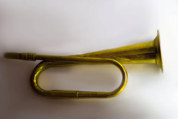 Beyaz Arka Planda Izole Edilmiş Altın Trompet Müzik Aleti Değeri — Stok fotoğraf