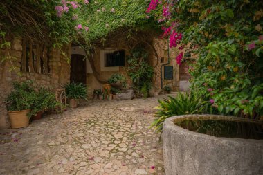 Bahçeli güzel antik meydan