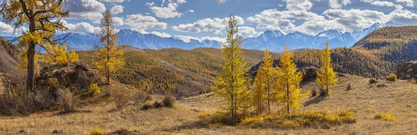 Panorámás őszi kilátás, hegyvidéki táj — Stock Fotó