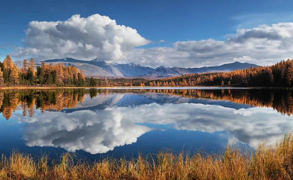 Lago pitoresco nas montanhas de Altai — Fotografia de Stock