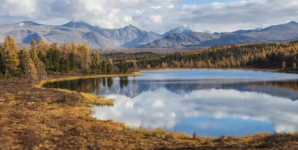 Lago pitoresco nas montanhas de Altai — Fotografia de Stock