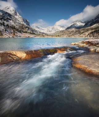 Nehir dağ gölünden akıyor.