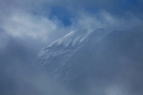 Sommets montagneux dans les nuages — Photo