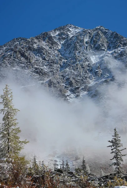 Снежная скала, туман — стоковое фото