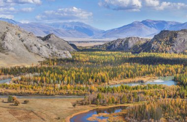 nehir bir dağa vadide akar