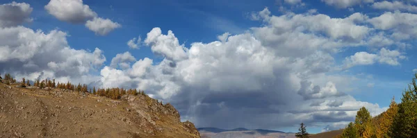 白い雲と青い空、自然の背景 — ストック写真