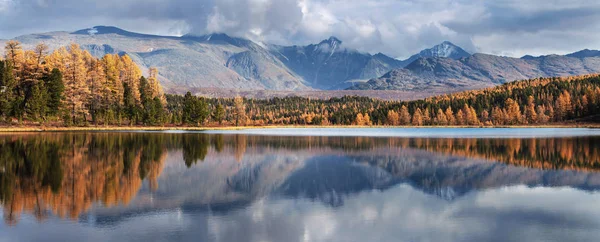 Живописное озеро в горах Алтая — стоковое фото