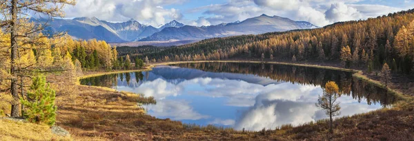 Vista panorámica del lago del bosque, Alta — Foto de Stock