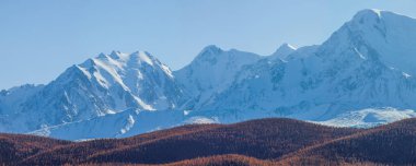 Mountain panorama, snow-capped mountain peaks in the daylight