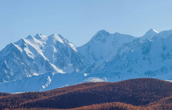 Cime innevate di montagna alla luce del giorno — Foto Stock