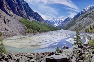 Nehir bir dağ vadisinde akıyor.