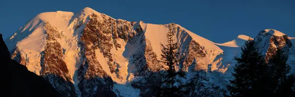 Picos de montanha ao nascer do sol, vista brilhante, natureza panorama — Fotografia de Stock