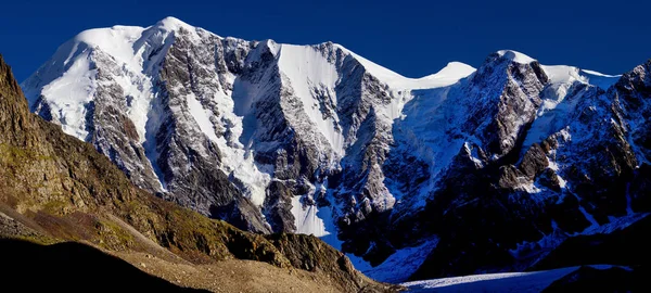 Hög kontrast utsikt över snöiga toppar i Altai bergen, Panora — Stockfoto