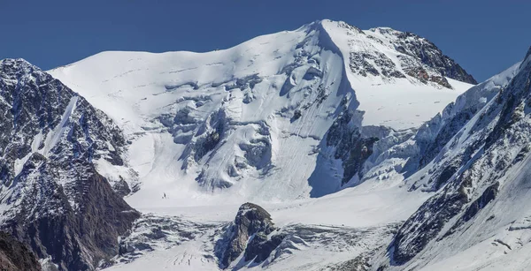 Pics de montagne enneigés par une journée ensoleillée — Photo