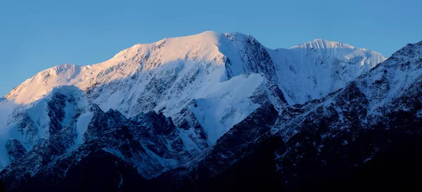 Горные вершины на восходе солнца, панорамное изображение — стоковое фото